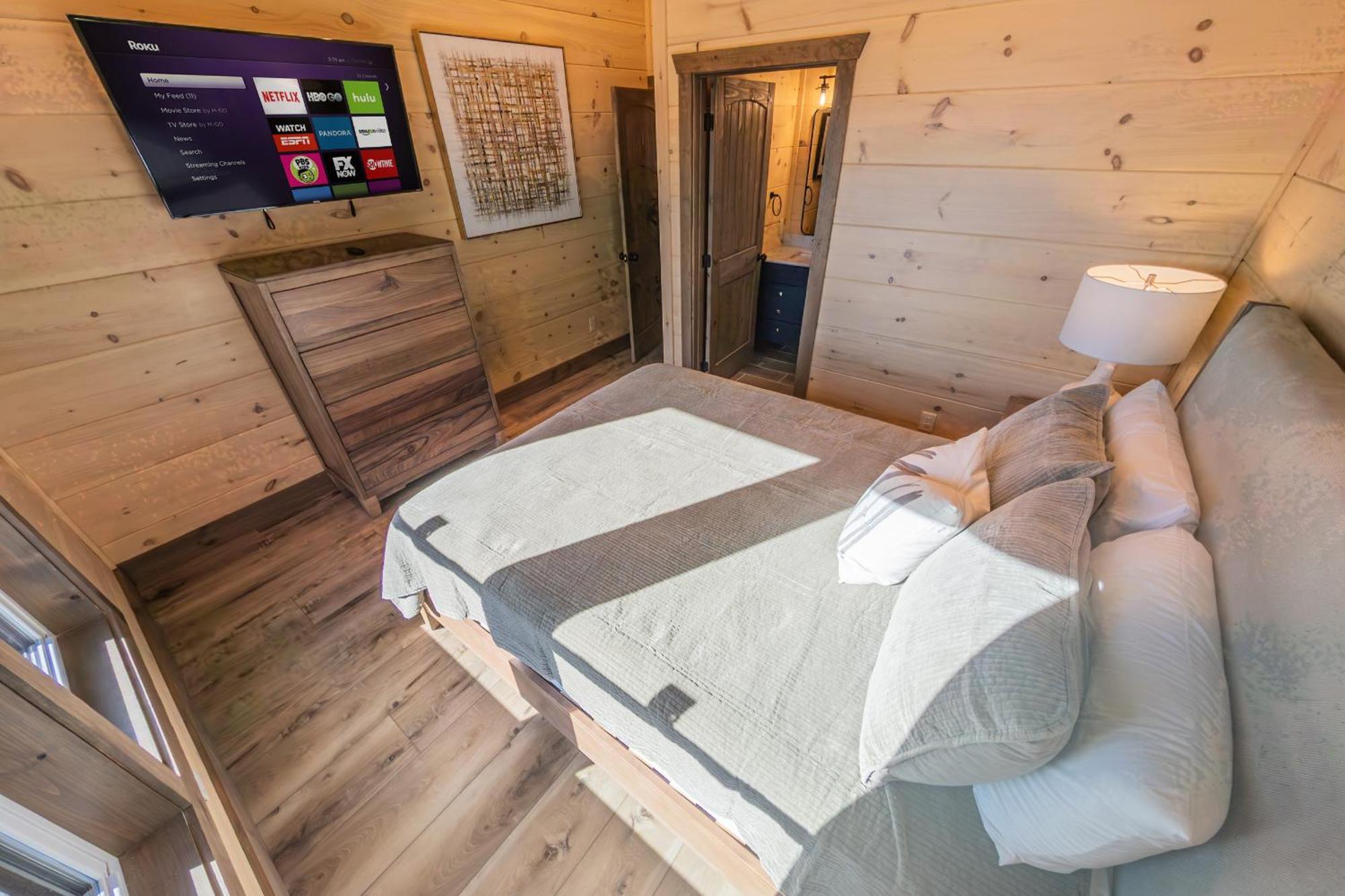 Luxury 12-Bedroom Cabin With Indoor Pool, Hot Tub & Movie Theater, Sleeps 36 Sevierville Exterior photo