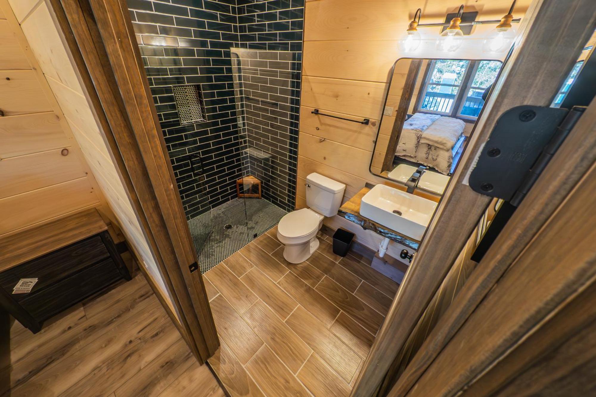Luxury 12-Bedroom Cabin With Indoor Pool, Hot Tub & Movie Theater, Sleeps 36 Sevierville Exterior photo