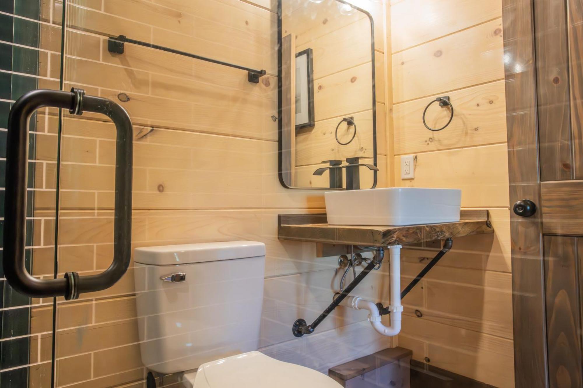 Luxury 12-Bedroom Cabin With Indoor Pool, Hot Tub & Movie Theater, Sleeps 36 Sevierville Exterior photo