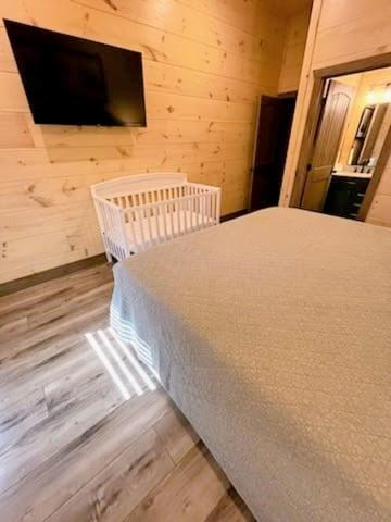 Luxury 12-Bedroom Cabin With Indoor Pool, Hot Tub & Movie Theater, Sleeps 36 Sevierville Exterior photo