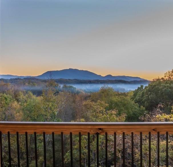 Luxury 12-Bedroom Cabin With Indoor Pool, Hot Tub & Movie Theater, Sleeps 36 Sevierville Exterior photo
